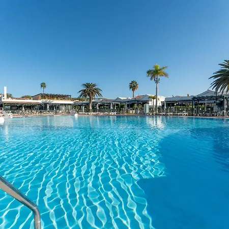Luxury Poolside *
