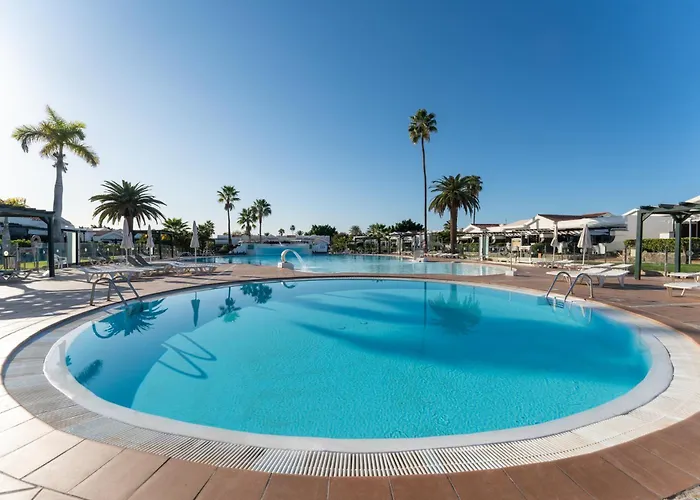 Luxury Poolside *