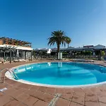 Dom wakacyjny Luxury Poolside *