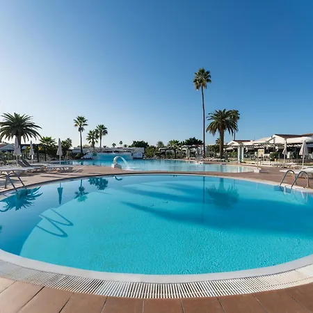 Luxury Poolside *