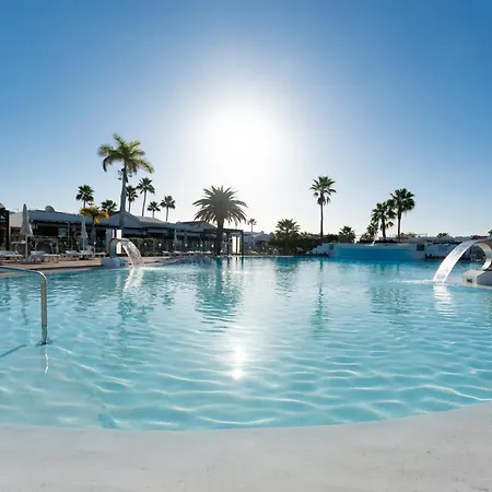 Luxury Poolside *
