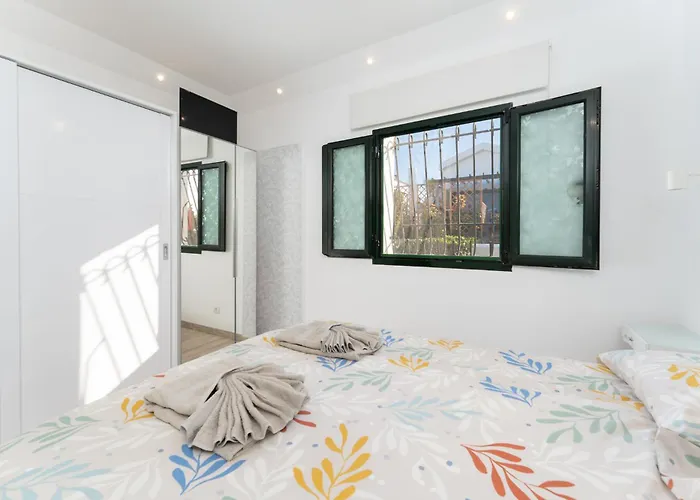 Luxury Poolside Σπίτι διακοπών *